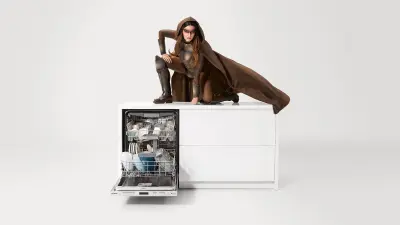 A woman in a futuristic outfit is showcases the innovative 800 series dishwasher with a pocket handle, designed for the modern kitchen.